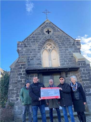 Der Förderkreis Heimatgeschichte e.V. übergab der Ortsgemeinde Kruft einen Scheck über 30.000 Euro, den Ortsbürgermeister Walter Kill erfreut entgegennahm. Foto: privat