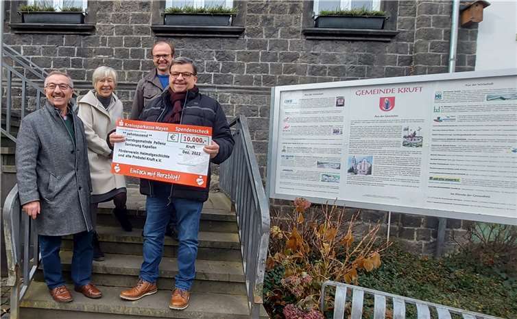 Der Förderkreis Heimatgeschichte e.V. übergab der Ortsgemeinde Kruft nun einen weiteren Scheck über 10.000 Euro, den Ortsbürgermeister Walter Kill erfreut entgegennahm. Foto: privat