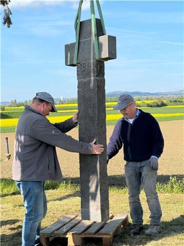 Der „Förderkreis Heimatgeschichte und Alte Propstei Kruft“ ließ die Kreuze zuvor fachkundig restaurieren um diese dann, unter tatkräftiger Mithilfe von Rudolf Schneichel, neben der Kapelle, gut vom Weg aus einsehbar, aufzustellen.