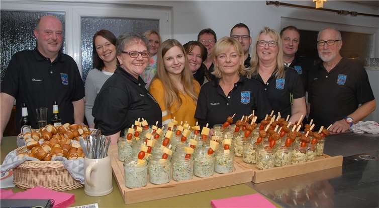 Der Förderverein Brückrachdorf mit seiner Vorsitzenden Raffaela Schroeder(5. von rechts) und Ortsvorsteher Thomas Kreten (links) freuen sich über dasInteresse an kulturellen Veranstaltungen der Bürger von Dierdorf.