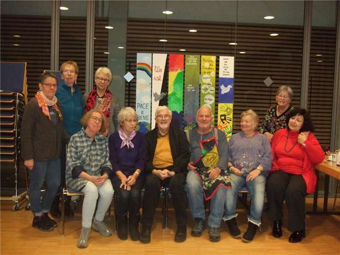 Der Förderverein Hospizbewegung Andernach-Pellenz hatte alle ehrenamtlich Tätigen dazu eingeladen ein persönliches Friedensbrett zu gestalten.  Foto: Peter Holly/Förderverein