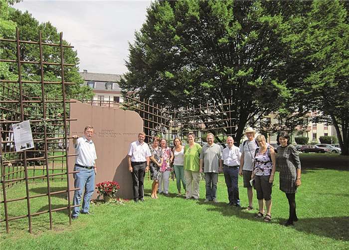 Der Förderverein Mahnmal führte in Gedenken an die NS-Opfer durch die Innenstadt.privat