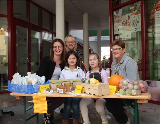 Der Förderverein „Noahs Freunde“ der evangelischen Kindertagesstätte Arche Noah, bot gemeinsam mit den Kindern Honig, Marmelade (hausgemacht), Zierkürbisse aus dem eigenen Garten und Nüsse an. Fotos: MFU
