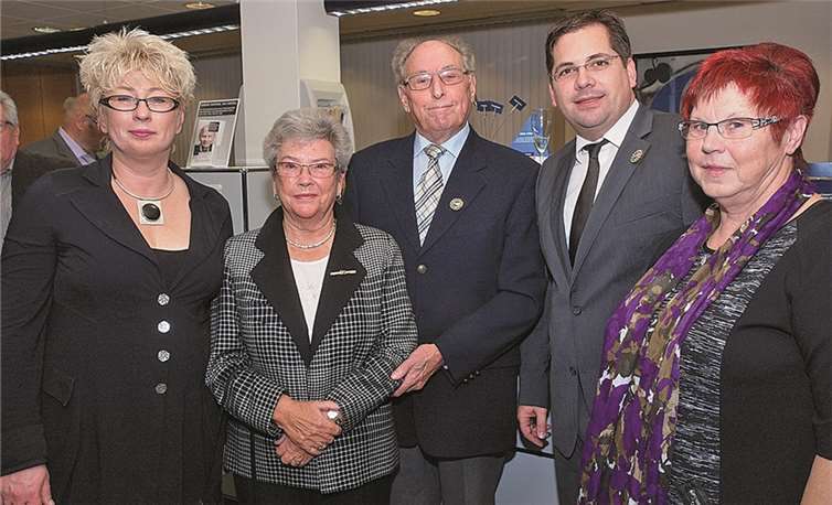 Der Förderverein „Rüwenacher Möck“ e.V. verleiht die goldene Möckenadel 2014 an Georg Dötsch (Mitte) für sein Engagement für Fußball und Kommunalpolitik.HH-Infomedia