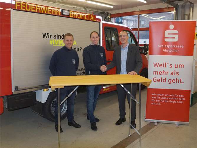Der Förderverein der Freiwilligen Feuerwehr Wassenach, vertreten durch Manuel Friedrich (l.) und Matthias Schmidgen (m.), freut sich über die Unterstützung der KSK-Ahrweiler, vertreten durch David Söller.  Quelle: Kreissparkasse Ahrweiler