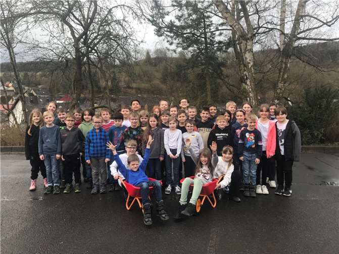 Der Förderverein der Grundschule Rieden beschaffte zwei neue fahrbare Untersätze in Form von Schubkarren. Fotos: privat