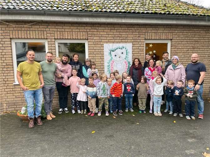 Der Förderverein der Kita unter der Leitung von Julia Kübler ließ das Kunstwerk verewigen und daraus das neue Eingangsschild fertigen. Foto: Sebastian Krupp
