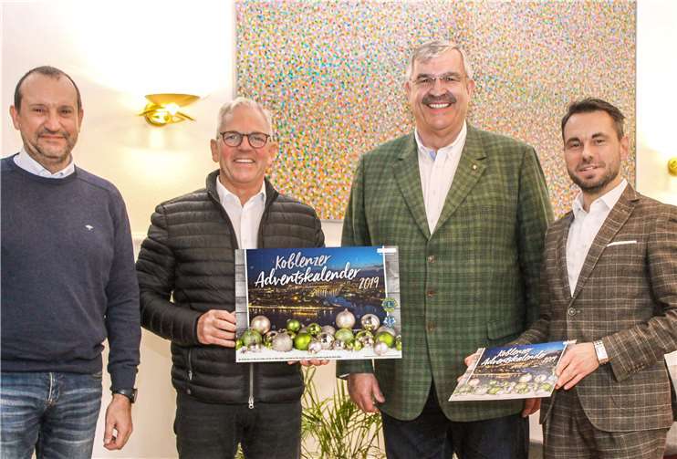 Der Förderverein der Lions- und Leo Clubs aus Koblenzpräsentiert den Koblenzer Adventskalender 2019. V.li.:Andreas Oberanner, Volker Fries, Peter Ebeling und der Koblenzer Oberbürgermeister David Langner. Foto: Stadt Koblenz