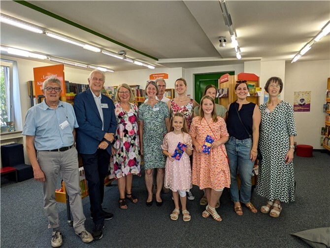 Der Förderverein der Meckenheimer Bücherei „LeseZeichen“ bei der Preisübergabe an die Gewinnerinnen des Quiz zur Eröffnung der Kinder- und Jugendbücherei.  Foto: privat