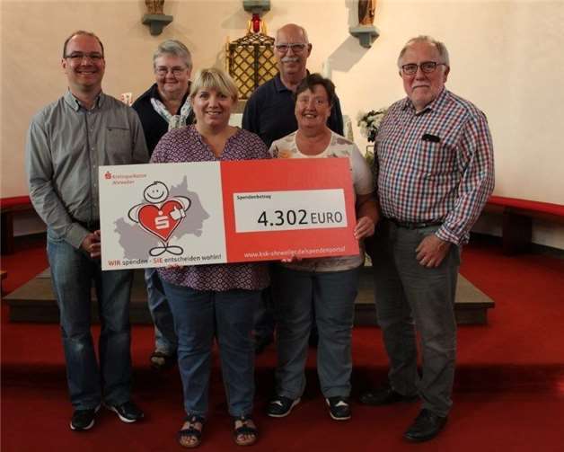 Der Förderverein der St. Apollinaris-Kapelle mit dem Spendencheck der Kreissparkasse Ahrweiler.