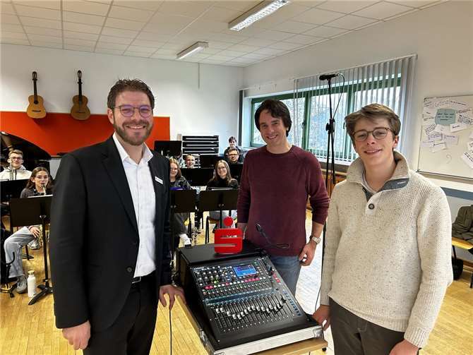 Der Förderverein des Erich-Klausener-Gymnasiums Adenau e.V. freut sich über die Unterstützung der Kreissparkasse Ahrweiler.  Foto: Marco Seydel