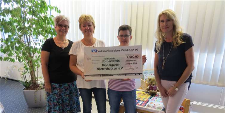 Der Förderverein des Kindergartens Nörtershausen, vertreten durch Mechthild Schmitt (2.v.r.) und Ruth Wolf (2.v.l.), freute sich über den Scheck aus den Händen der Kundenberaterin Jutta Weber (l.) und Privatkundenbetreuerin Yvonne Leewog (r.).Volksbank Koblenz Mittelrhein