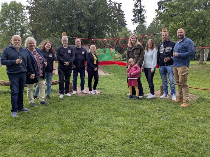 Der Förderverein des Kindergartens Villa Kunterbunt hat gemeinsam mit den Kindern, Eltern und dem gesamten Kindergartenteam einen lang gehegten Traum verwirklicht: Auf dem Außengelände des Kindergartens steht nun ein neues Klettergerüst, das vollständig durch großzügige Spenden finanziert wurde. Foto: privat