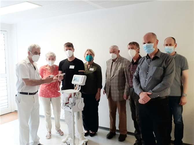 Der Förderverein des Krankenhauses Maria Hilf in Bad Neuenahr übergab zwei weitere „Stumme Schwestern“ an das Klinik-Team. Sie sollen auf den Stationen die Abläufe der Pflege erleichtern.