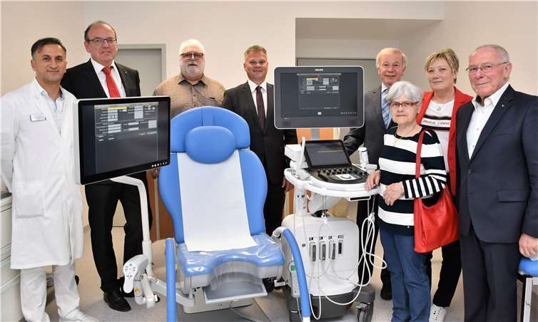 Der Förderverein des St. Elisabeth Mayen rund um seinen 1. Vorsitzenden Dr. Paul Glauben (4. von rechts) überzeugt sich vor Ort gemeinsam mit dem Geschäftsführenden Direktor Georg Kohl (4. von links) und Pflegedirektorin Mechthild Annen (2. von rechts) über die Investition in den neuen Behandlungsstuhl mit Videokolposkopie. Er ist Teil der modernisierten und erweiterten Gynäkologischen Ambulanz im Mayener Krankenhaus, die von Chefarzt Ilhan Saka (links) geleitet wird.Foto: privat