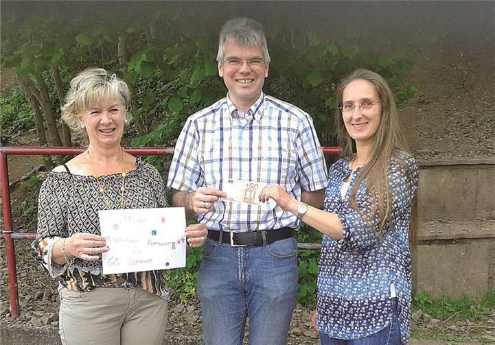 Der Förderverein nimmt den Spendenscheck dankend entgegen. privat