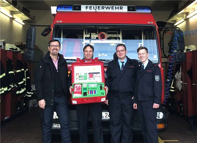 Der Förderverein spendete der Feuerwehr einen Experimentierkoffer für die Brandschutzerziehung.