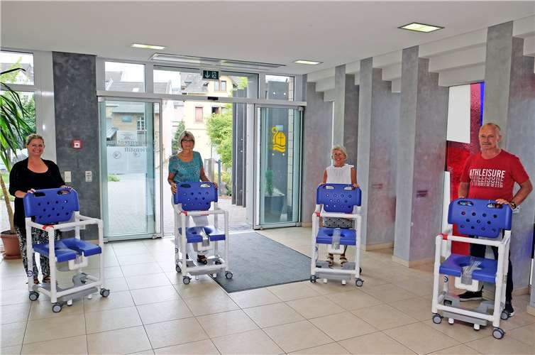 Der Förderverein übergab zehn Multifunktionsstühle an das Seniorenzentrum Marienstift: (v.l.) Heidi Grabowski, Ulla Schlöffel, Ulrike Walther und Jürgen Senft. Foto: privat