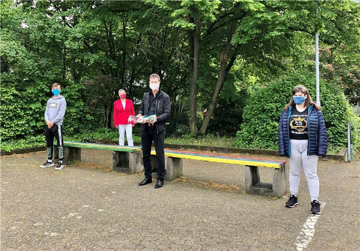 Der Förderverein übergibt die ersten Masken an zwei SchülerInnen. Foto: privat