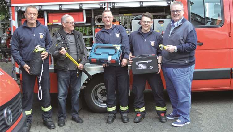 Der Förderverein um Vorsitzenden Hermann-Josef Jahn (r.) übergab Ausrüstungsgegenstände an die aktive Einheit um Einheitsführer Stefan Gemein (Mitte). AB