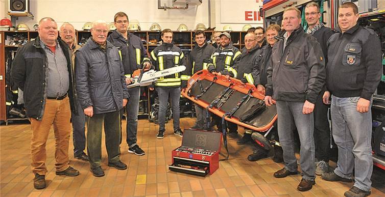 Der Förderverein um Vorsitzenden Klaus Hüppen (3. v.r.) übergab die Spende an die Einsatzabteilung um Einheitsführer Ingo Wolf (r.). AB
