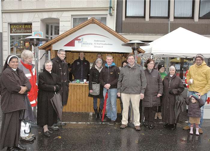 Der Förderverein vom St. Josef Krankenhaus mit dem Vorsitzenden Bernd Schiffarth und den Chefärzten am Infostand.
