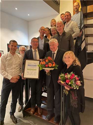 Der Fördervereinsvorstand um Vorsitzenden Horst Gies MdL (mit Urkunde) sowie das Direktorium des Marienhaus Klinikums im Kreis Ahrweiler dankten Dr. Gerhard Kreuter (Mitte mit Blumen) für seinen unermüdlichen Einsatz für das Krankenhaus Maria Hilf. Fotos: Sandra Raaf