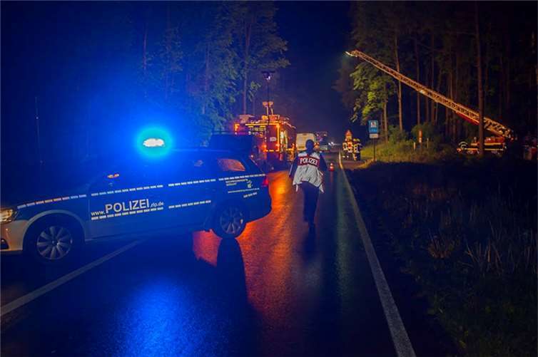 Der Folgeunfall erforderte eine Vollsperrung der Bundesstraße 413. Fotos: Tischler