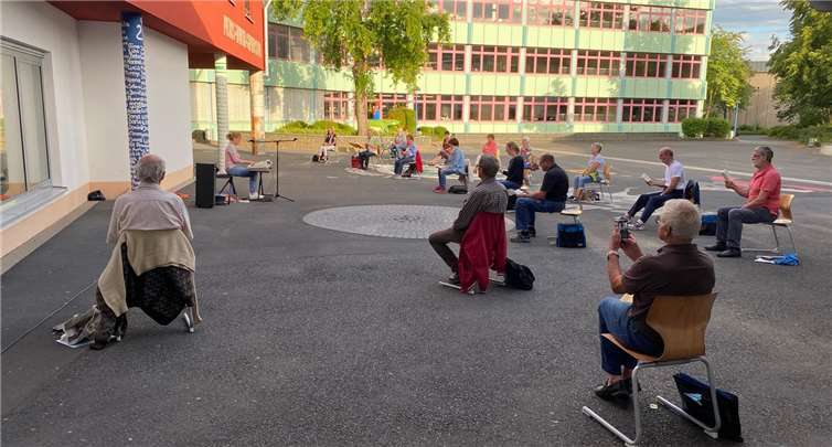 Der Folklore-Chor Montabaur probt während der Ferien unter Corona-Bedingungen im Freien. Foto: privat