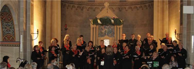 Der Folklorechor Montabaur und das Gastensemble SisiX beendeten das Adventskonzert gemeinsam mit „Es naht ein Licht“ und der Schlusszeile „In uns soll Weihnacht sein“. Foto: Folklorechor Montabaur, Christina Weiß