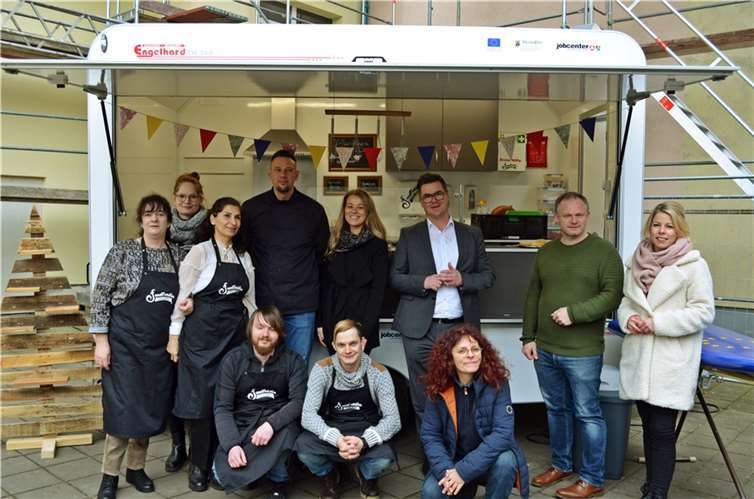Der Foodtrailer-Neuwied mit seinen Mitarbeiter*innen sowie Bürgermeister Peter Jung, Oberbürgermeister der Stadt Neuwied Jan Einig sowie Lana Horstmann (Mdl) bei der 1. Sozialkonferenz in Neuwied am vergangenen Samstag in der Vhs-Neuwied.  Foto: Franz-Josef Dehenn