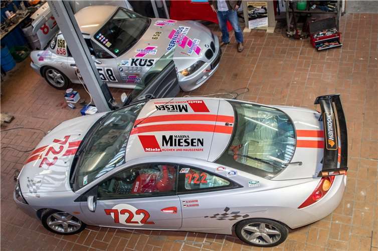 Der Ford Cougar ist für seinen Einsatz auf der Nordschleife schon fast bereit. privat