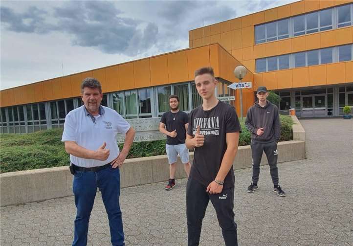 Der Fraktionsvorsitzende Klaus Herbel mit Schülern der Realschule plus in Mülheim-Kärlich.Foto: