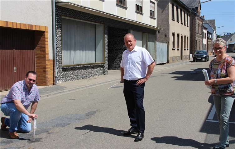 Der Fraktionsvorstand der CDU Polch bei einer Besichtigung der Löcher und Risse in der Vormaystraße in Höhe der VR-Bank. Der zuständige Landesbetrieb Mobilität wird gebeten, auch diese Straße in sein Investitionsprogramm aufzunehmen.Foto: CDU Polch