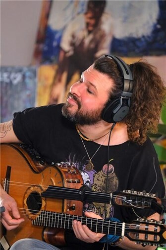 Der Frankfurter Gitarrist Max Clouth verbindet Einflüsse aus Jazz, Rock und indischer Musik.Foto: Max Clouth