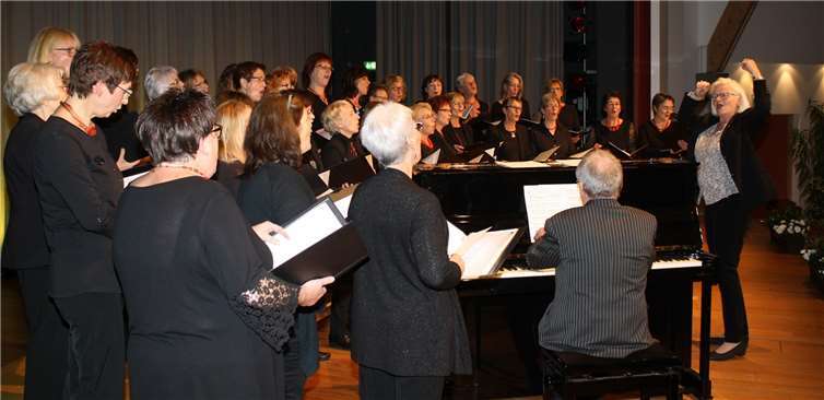 Der Frauenchor „Cantabile“ vom MGV „Maifeldgruß“ Mertloch erfreute mit Chorleiterin Barbara Nöst-Butz.