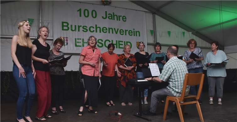 Der Frauenchor Ehlscheid, dabei auchMaimädchenvorsitzende Aylin Weyers (links),brachte beim Dorfabend einige Lieder zu Gehör.