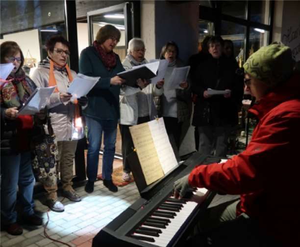 Der Frauenchor Ehlscheid stimmte weihnachtliche Lieder an. Foto: privat