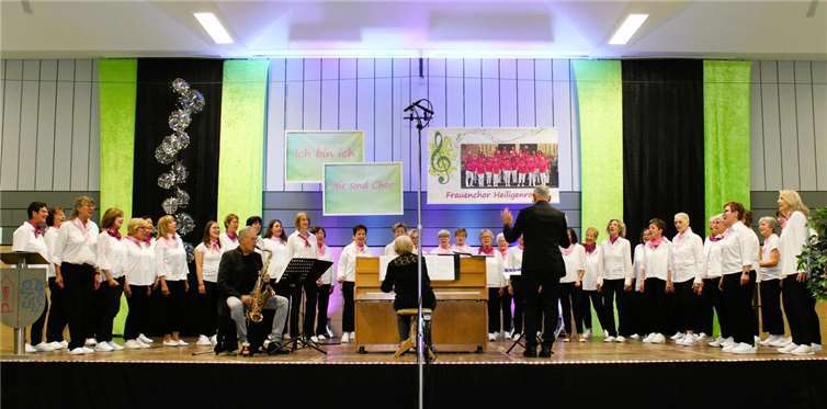 Der Frauenchor Heiligenroth bei seinem Konzert in der Vogelsanghalle.  Foto: Björn Schughart