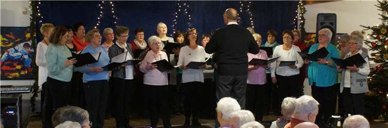 Der Frauenchor „Rheinperle“ trug neben klassischen Werken auch Weihnachtslieder vor.