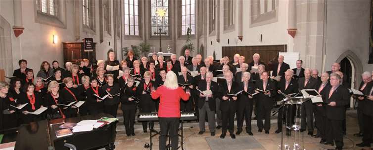 Der Frauenchor „Singiora“ und der Männerchor Liederkranz bei ihrer 6-stimmigen Motette „Machet die Tore weit“ von Andreas Hammerschmidt. privat