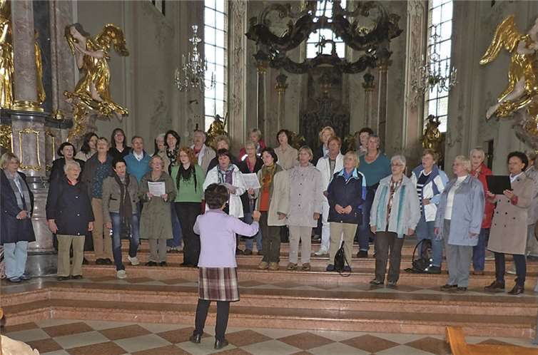 Der Frauenchor aus Rheinbach sang einige Lieder in der Kirche St. Peter in Mainz. privat