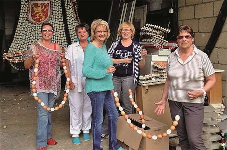 Der Frauenchor bastelt fleißig an der Eierkrone. PS