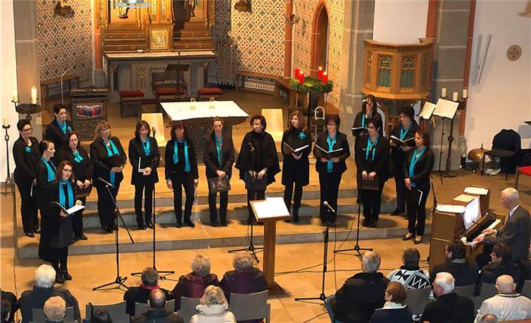 Der Frauenchor bei seinem Auftritt mit dem Lied „Ave Maria mit Gnaden geziert“.WT