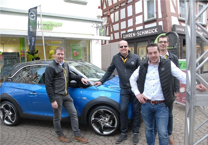 Der Frauenfreund: Michael Kaiser und sein Team von Opel Gerlach freuten sich über die große Nachfrage nach dem kleinen Adam.