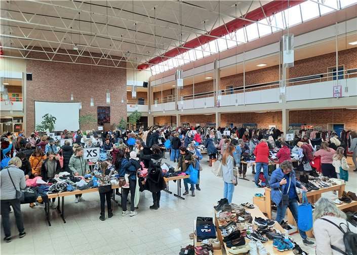 Der Frauensachenflohmarkt in Höhr-Grenzhausen war sehr gut besucht. Fotos: Karin Probst-Bayer