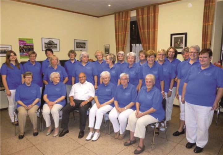 Der Frauensingkreis „Wiedperlen“ 1999 Segendorf wird 15. privat