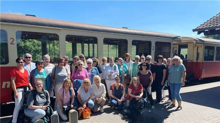 Der Frauenverein Macken vor der Brohltalbahn. Foto: privat
