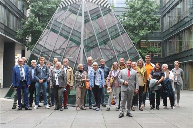 Der Freie Wähler-Landtagsabgeordnete Stephan Wefelscheid hatte zur ersten politischen Bildungsfahrt nach Mainz in das neu sanierte Deutschhaus eingeladen.Foto: Freie Wähler