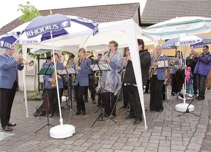 Der Freiluft-Gottesdienst wurde musikalisch traditionell durch das Brohltal-Blasorchester unterstützt. -RÜ-